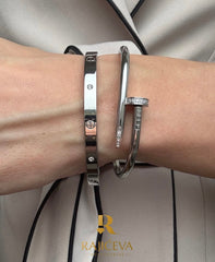 Ekser i Love u boji srebra