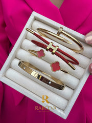 Ekser, Love, Lora i Sefora sa dve deteline crvene narukvice u boji zlata.