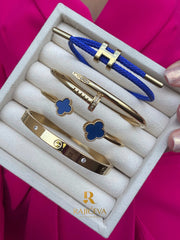 Ekser, Love, Lora i Sefora sa dve deteline plave narukvice u boji zlata.