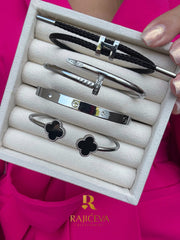 Ekser, Love, Lora i Sefora sa dve crne deteline narukvice u boji srebra.