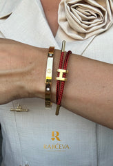 Lora u crvenoj boji i Love zlatna narukvica