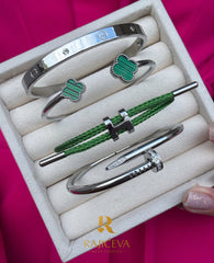 Ekser, Love, Lora i Sefora sa dve deteline zelene narukvice u boji srebra