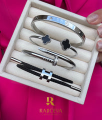 Ekser, Love, Lora i Sefora sa dve crne deteline narukvice u boji srebra