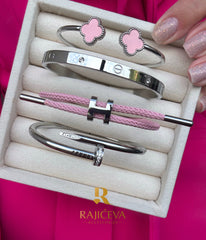 Ekser, Love, Lora i Sefora sa dve roze deteline narukvice u boji srebra