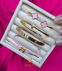 Ekser, Love, Lora i Sefora sa dve deteline roze narukvice u boji zlata.