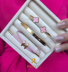 Sefora roze, Love, Lora roze narukvice u boji zlata.