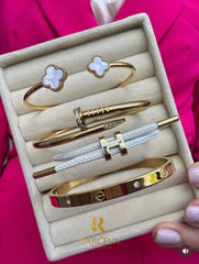 Ekser, Love, Lora i Sefora sa dve deteline bele narukvice u boji zlata.