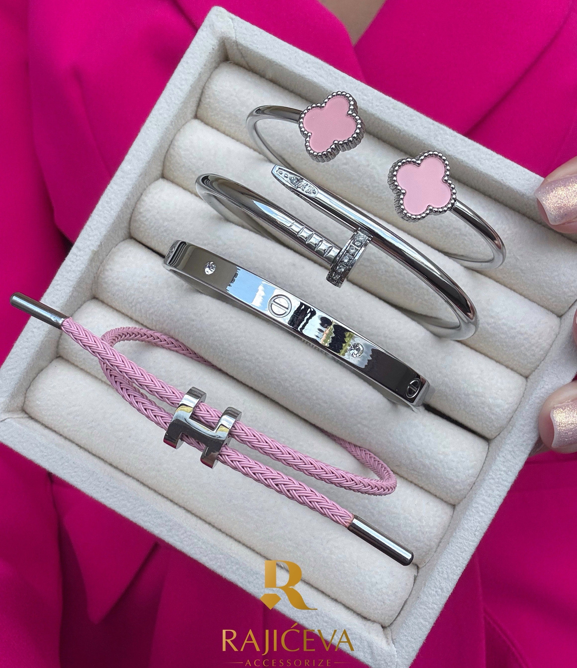 Ekser, Love, Lora i Sefora sa dve deteline roze narukvice u boji srebra