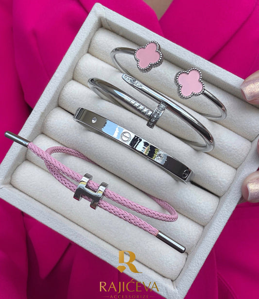 Ekser, Love, Lora i Sefora sa dve deteline roze narukvice u boji srebra