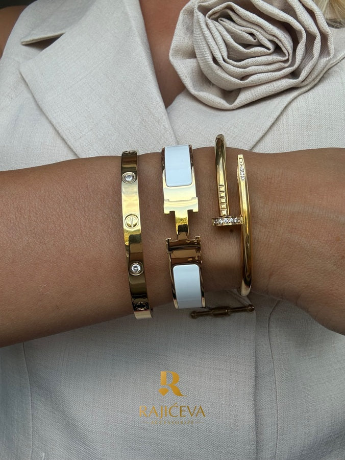 Hera bela, Love i Ekser narukvice