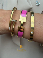 Hera narukvica u pink boji, Love i Ekser narukvice u boji zlata.