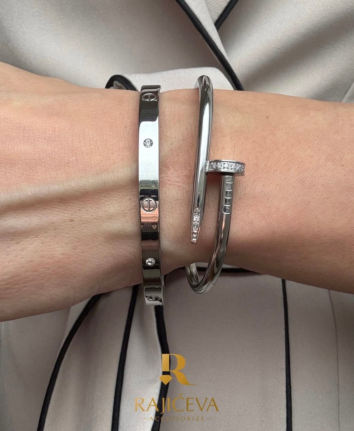 Ekser i Love u boji srebra