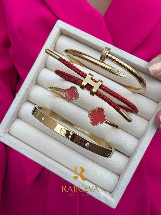 Ekser, Love, Lora i Sefora sa dve deteline crvene narukvice u boji zlata.