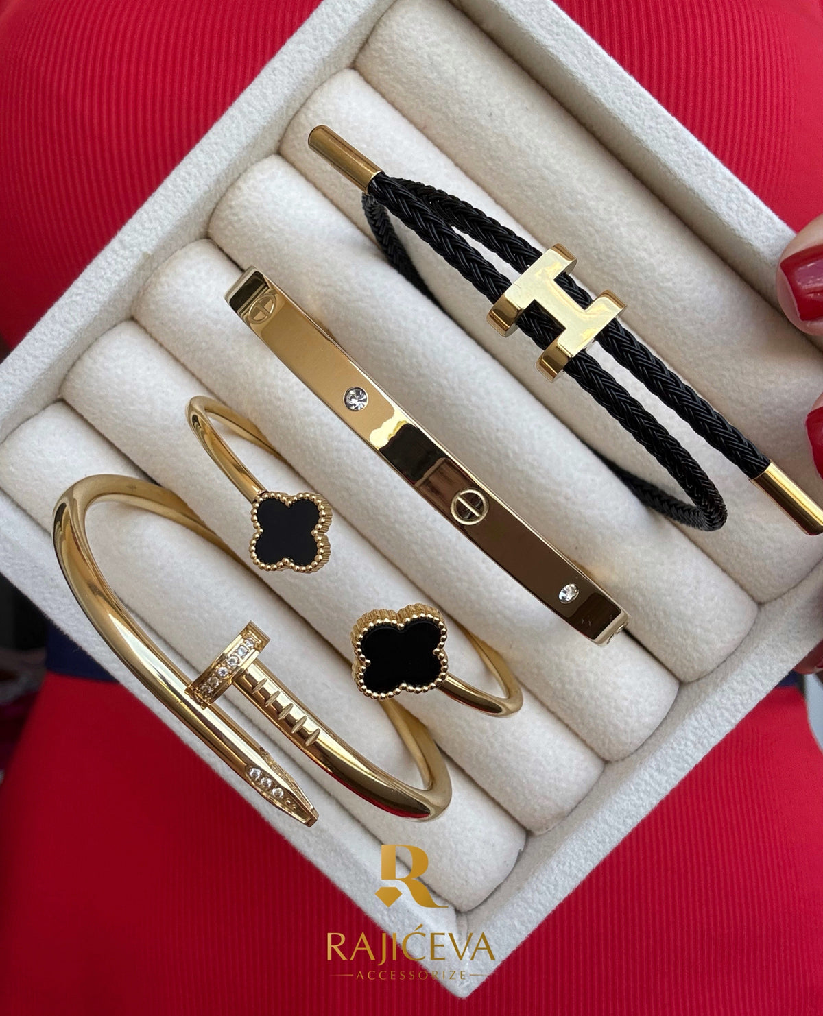 Ekser, Love, Lora i Sefora sa dve deteline crne narukvice u boji zlata.