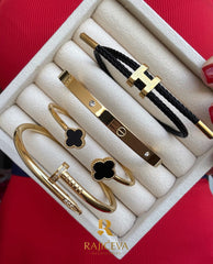 Ekser, Love, Lora i Sefora sa dve deteline crne narukvice u boji zlata.