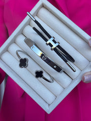 Sefora crna, Love, Lora zelenoj narukvice u boji srebra.