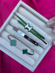 Sefora zelena, Love, Lora zelenoj narukvice u boji srebra.