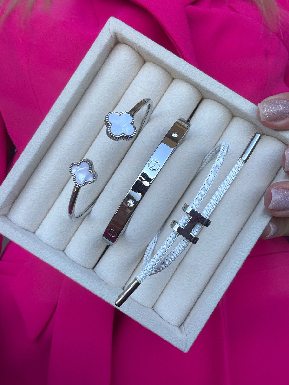 Sefora sedef, Love, Lora zelenoj narukvice u boji srebra.