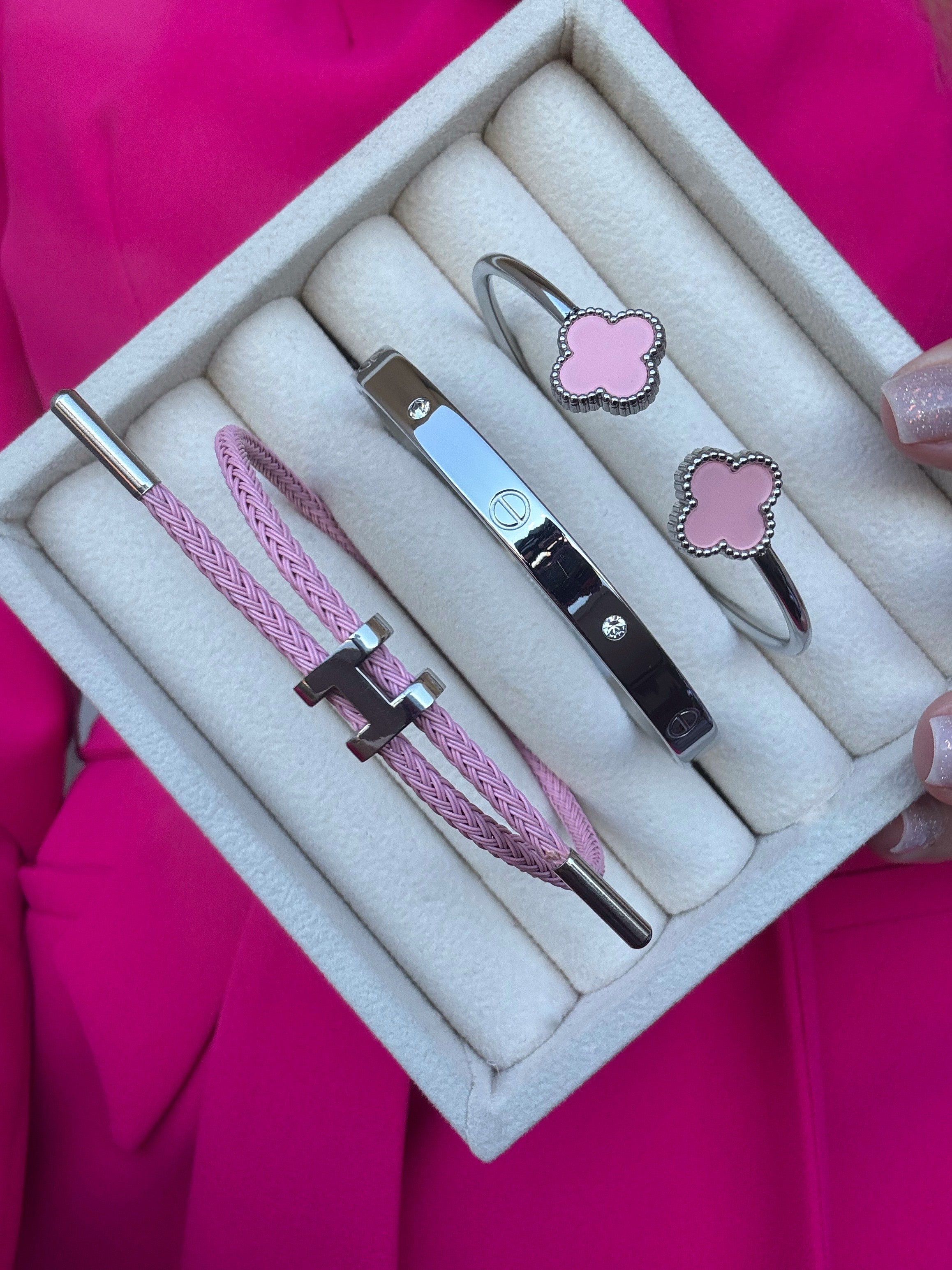 Sefora roze, Love, Lora zelenoj narukvice u boji srebra