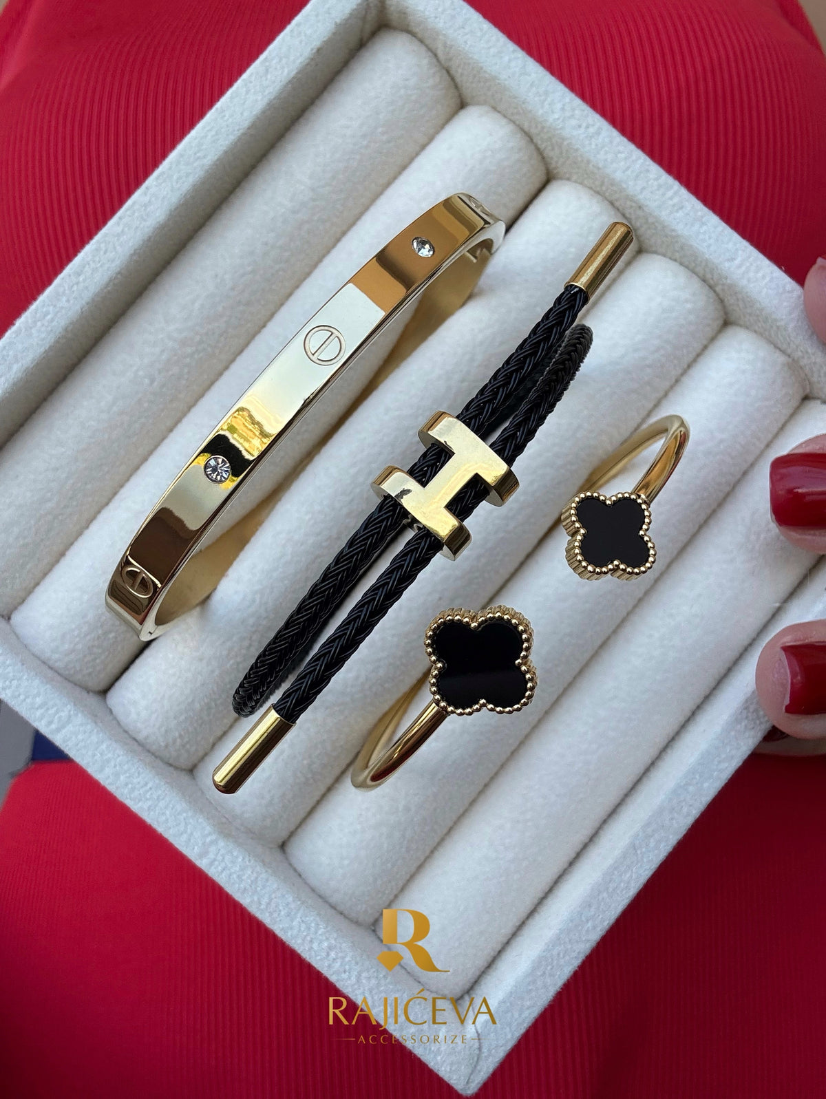 Sefora crna, Love, Lora crna narukvice u boji zlata.