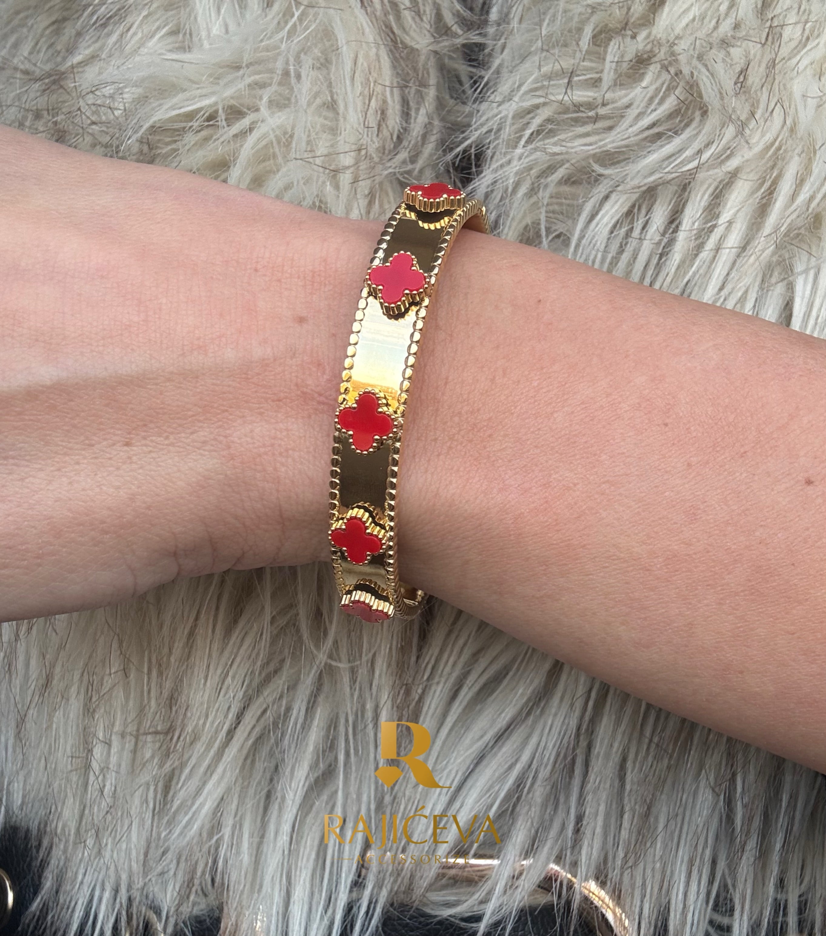 Demetra u zlatnoj boji sa crvenim detaljima