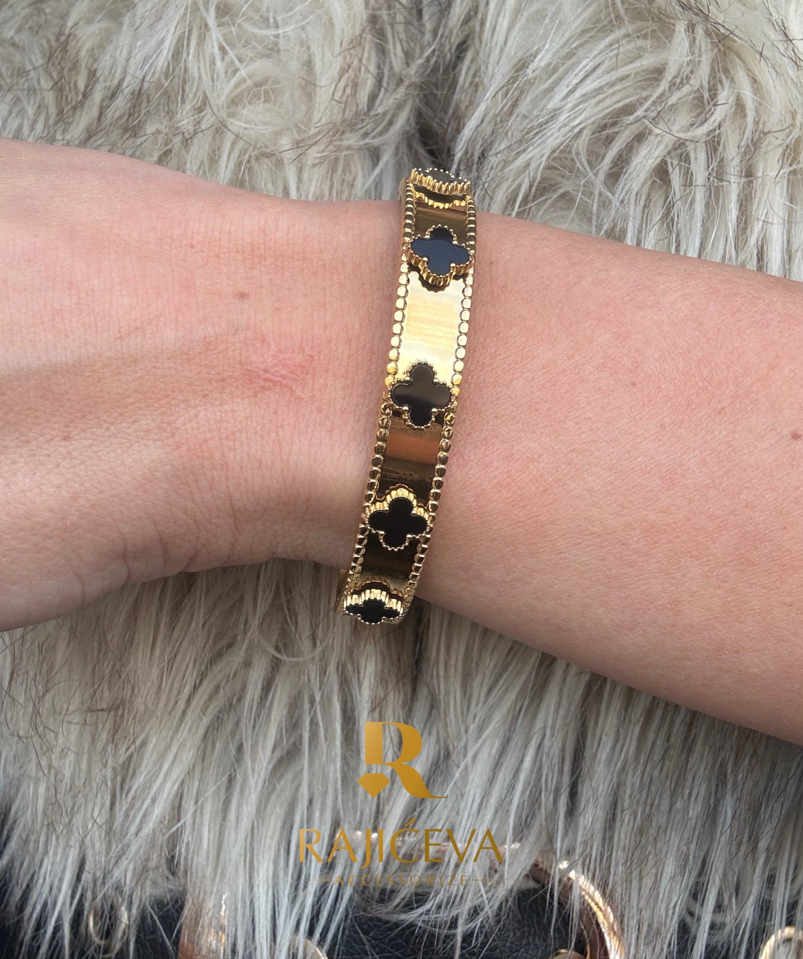 Demetra u zlatnoj boji sa crnim detaljima