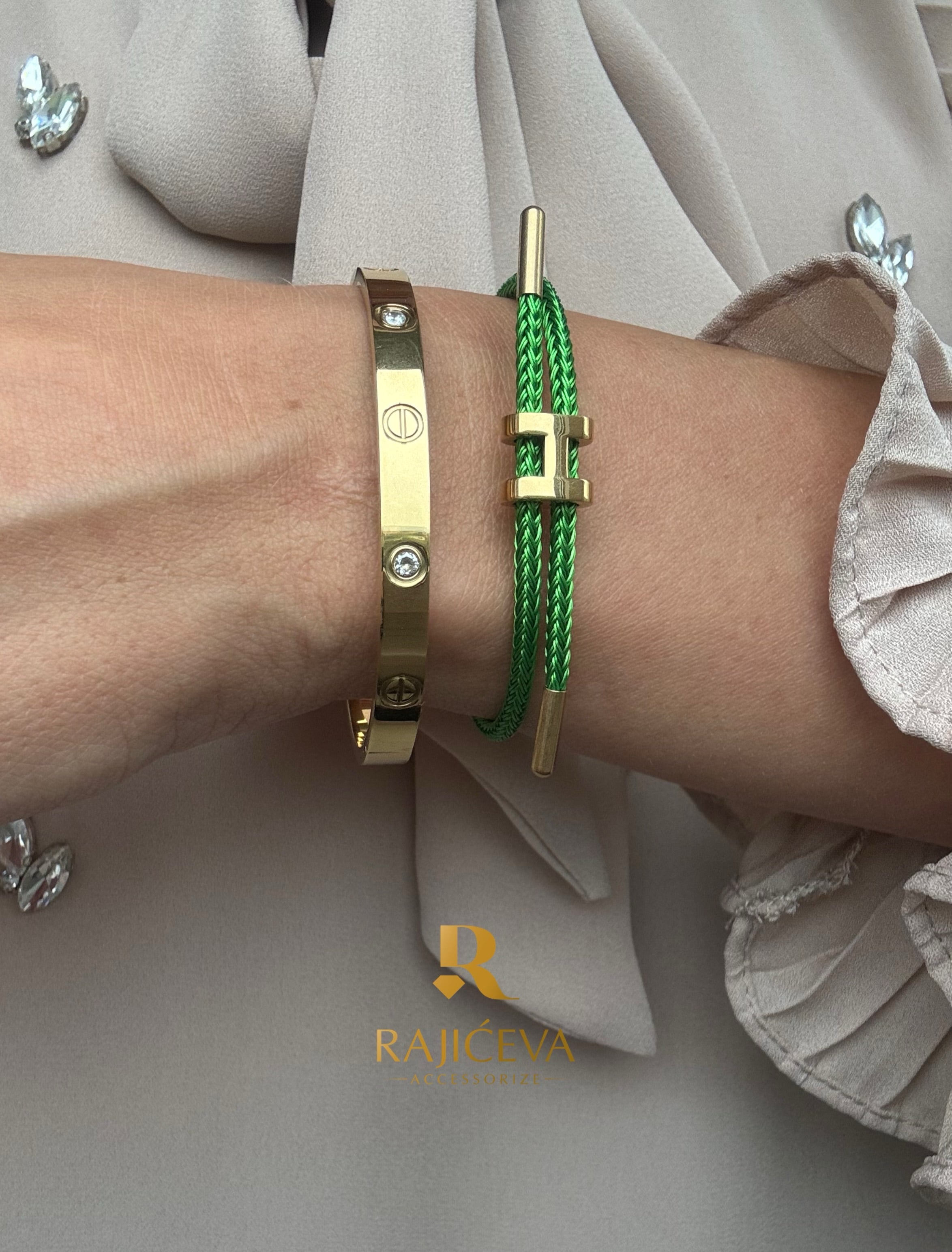 Lora u zelenoj boji i Love zlatna narukvica