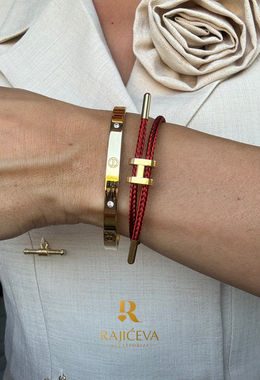 Lora u crvenoj boji i Love zlatna narukvica