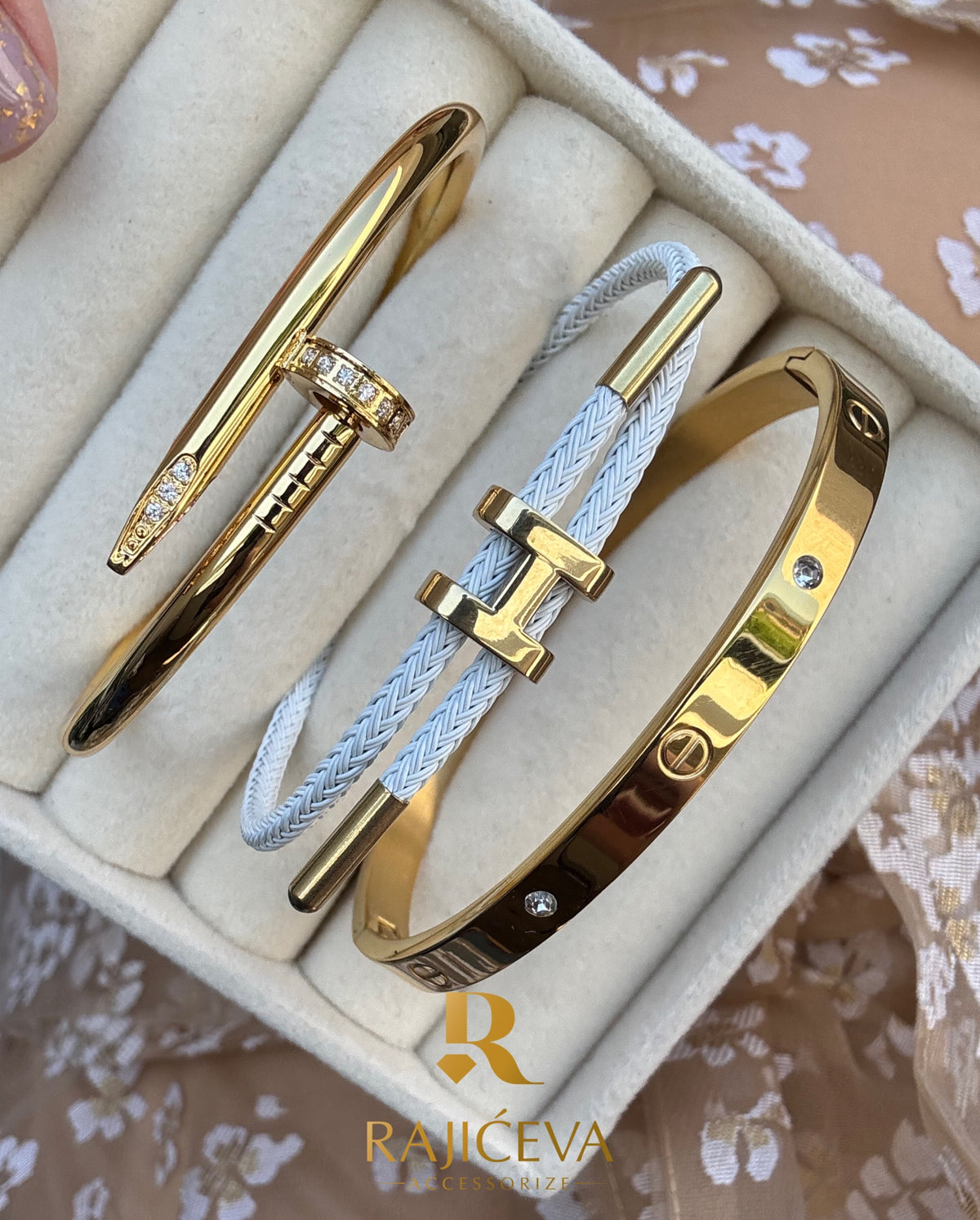 Ekser, Love, Lora bela narukvice u boji zlata