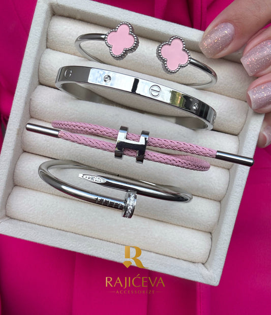 Ekser, Love, Lora i Sefora sa dve roze deteline narukvice u boji srebra