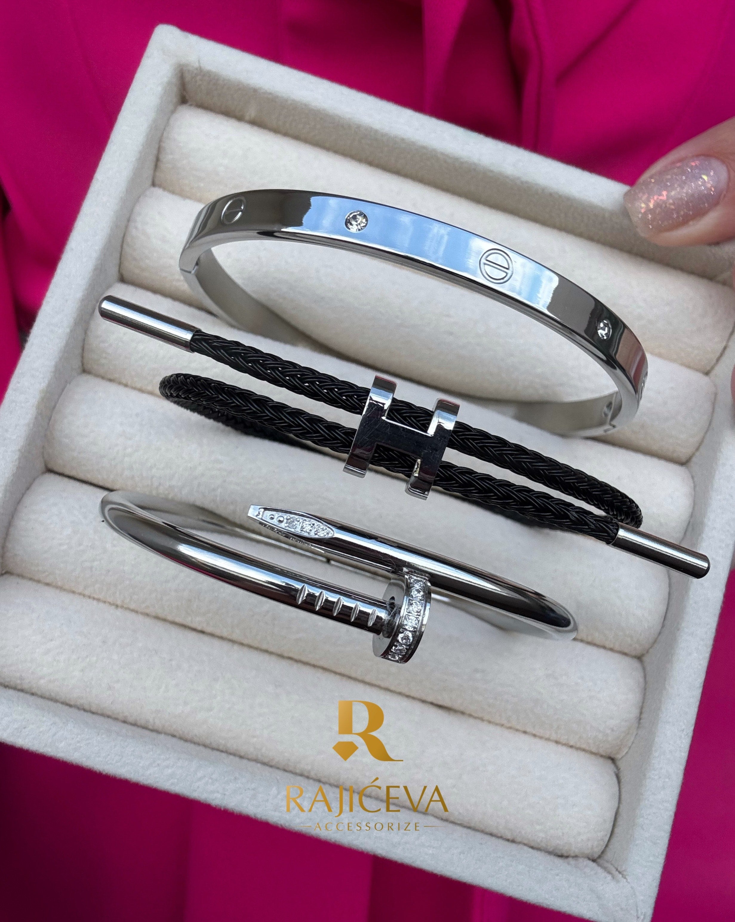 Ekser, Love, Lora crna narukvice u boji srebra.