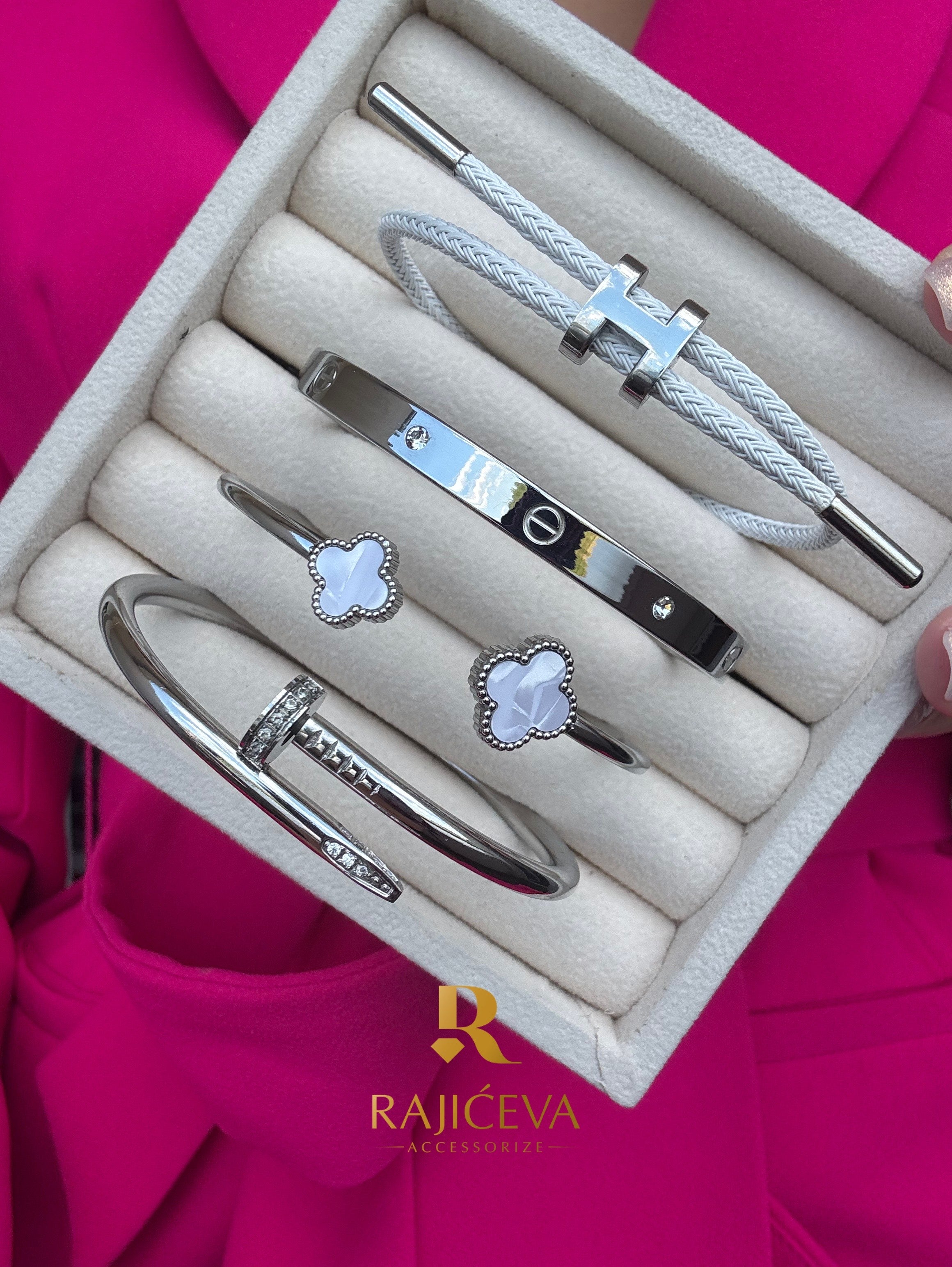 Ekser, Love, Lora i Sefora sa dve sedefaste deteline&nbsp; narukvice u boji srebra