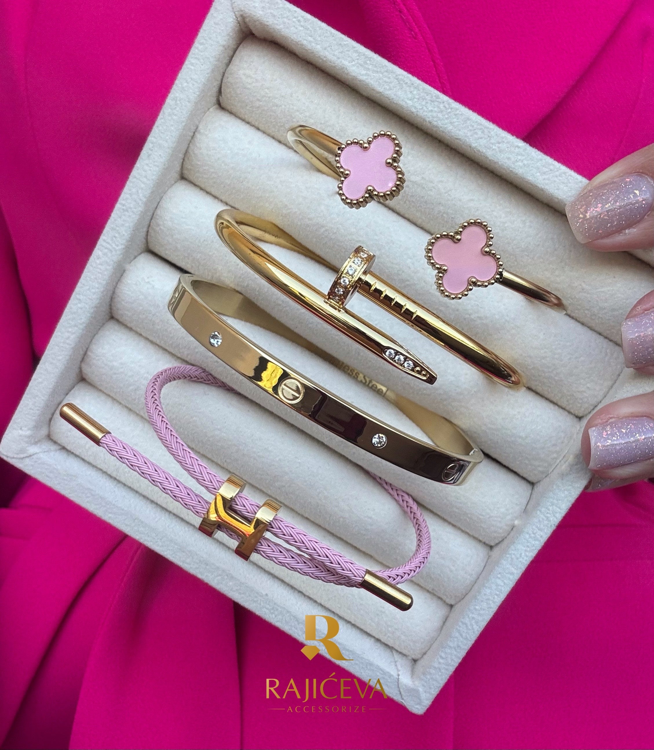 Ekser, Love, Lora i Sefora sa dve deteline roze narukvice u boji zlata.