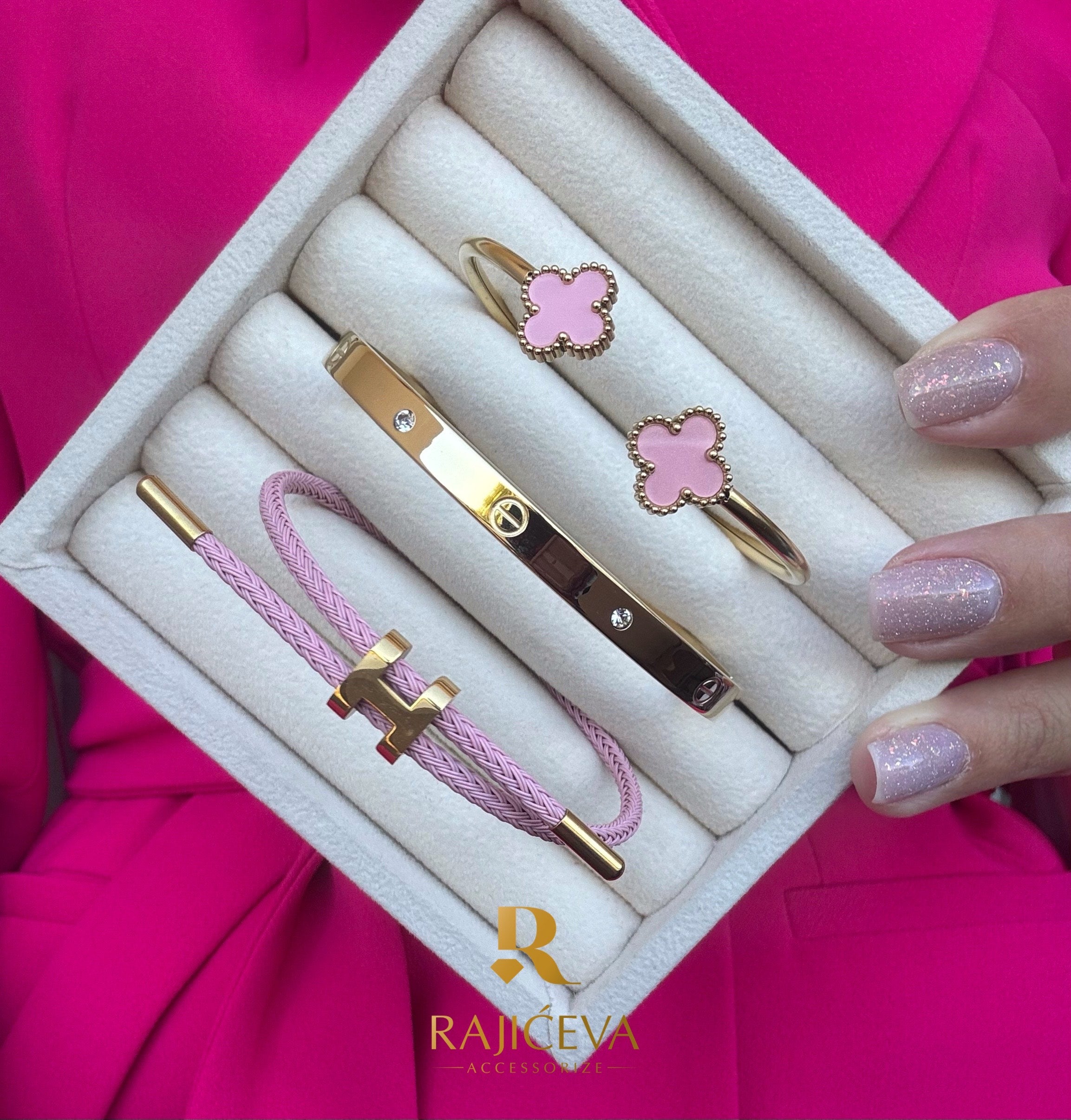 Sefora roze, Love, Lora roze narukvice u boji zlata.