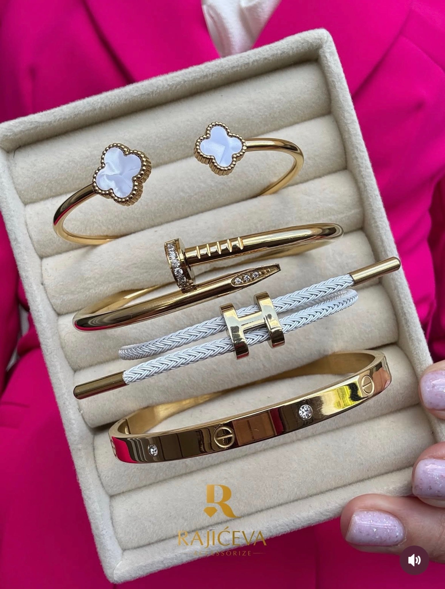 Ekser, Love, Lora i Sefora sa dve deteline bele  narukvice u boji zlata.