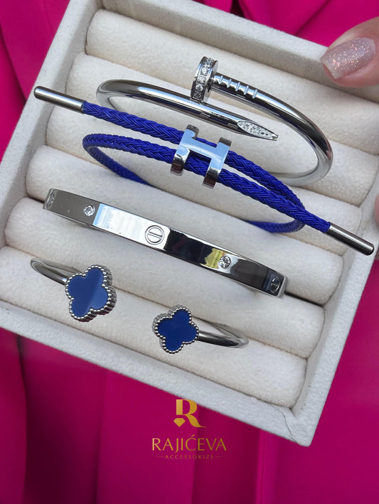 Ekser, Love, Lora i Sefora sa dve plave deteline narukvice u boji srebra