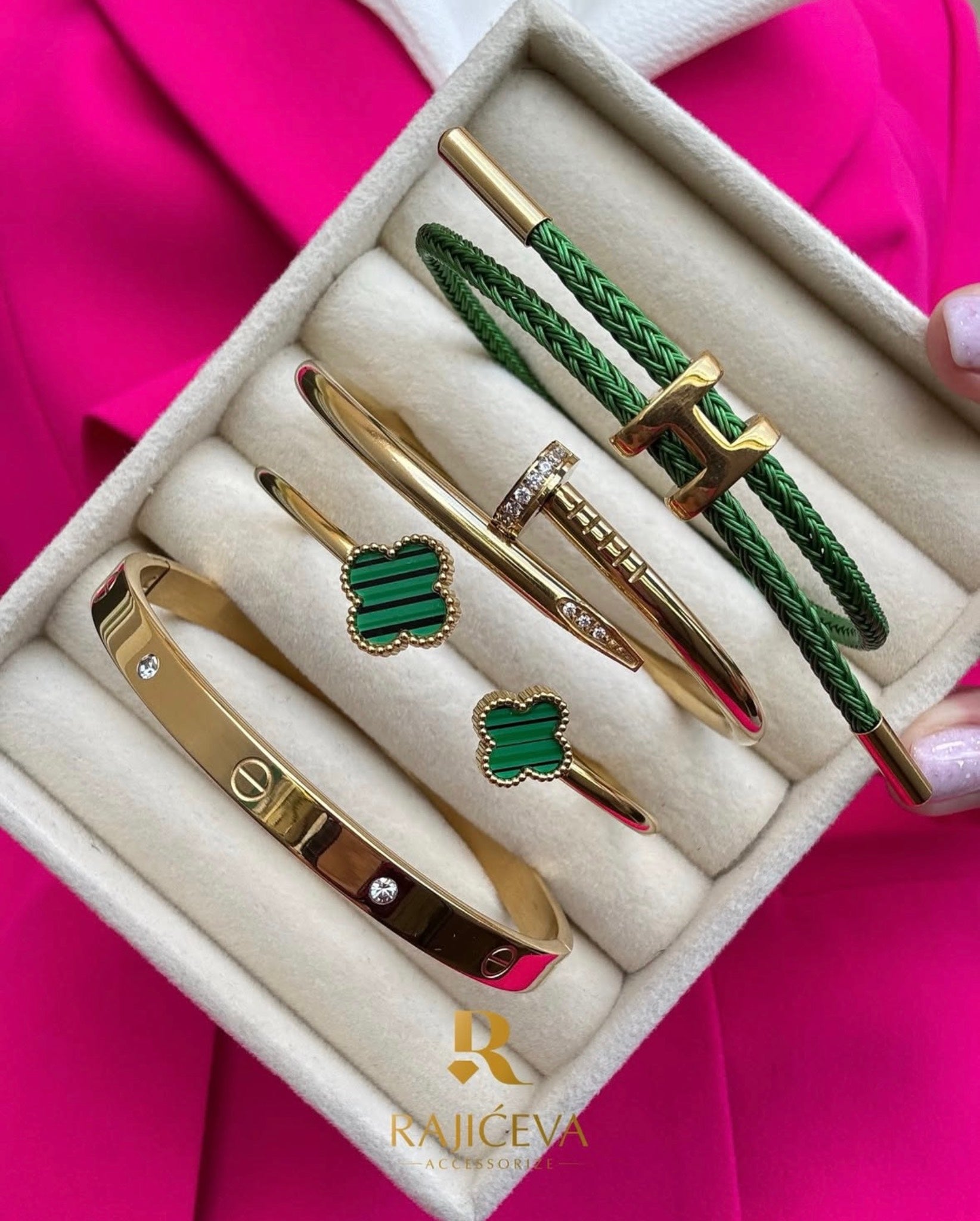 Ekser, Love, Lora i Sefora sa dve deteline zelene narukvice u boji zlata